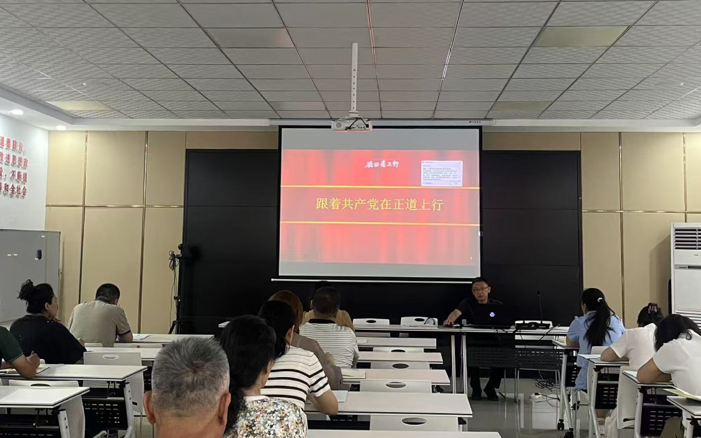 民進(jìn)石嘴山市委會(huì)聯(lián)合大武口區(qū)總支舉辦會(huì)史宣講報(bào)告會(huì).jpg