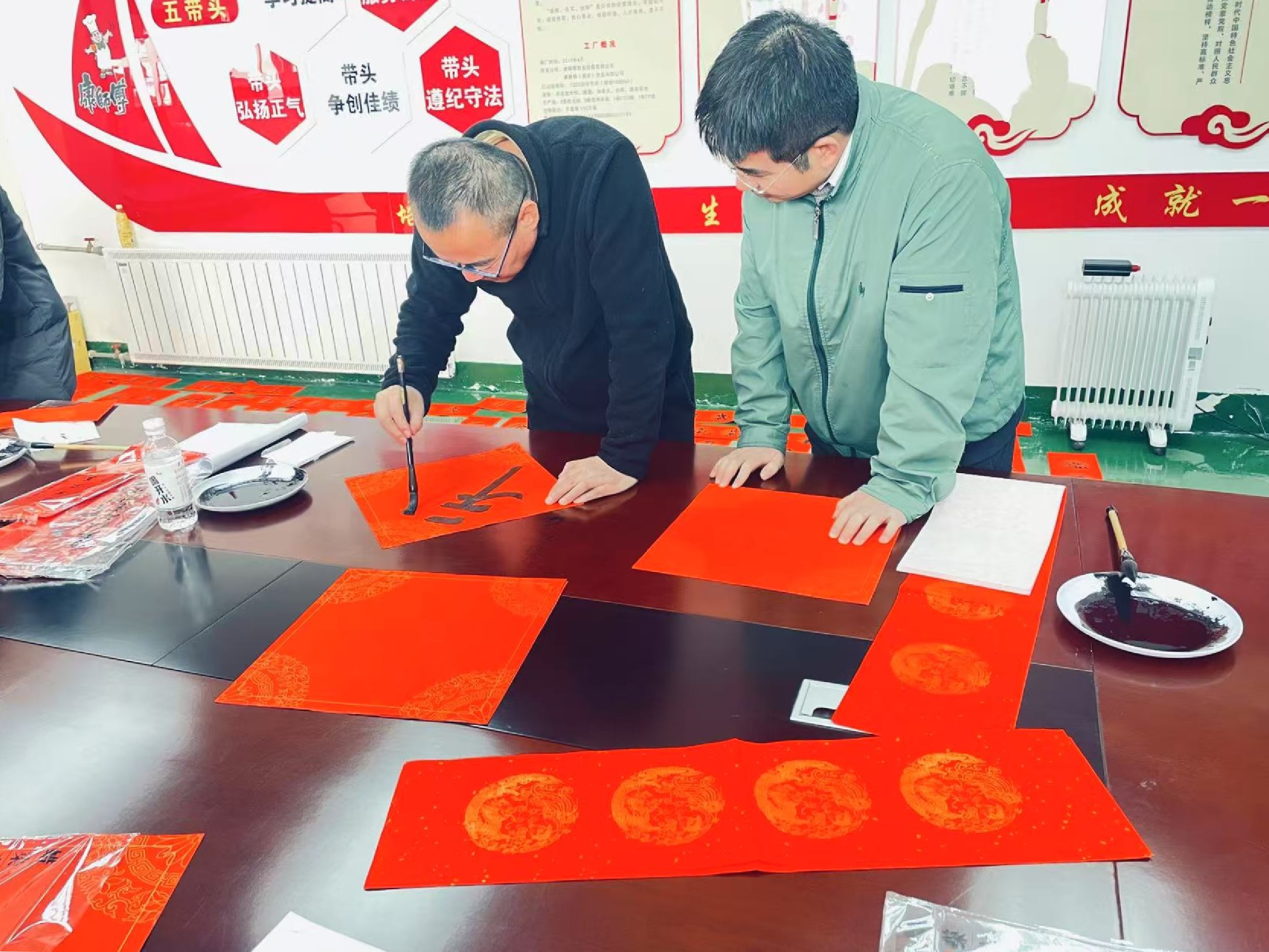 墨香迎瑞 筆繪新春——民進(jìn)銀川市委會開展送春聯(lián)進(jìn)企業(yè)活動2.jpg